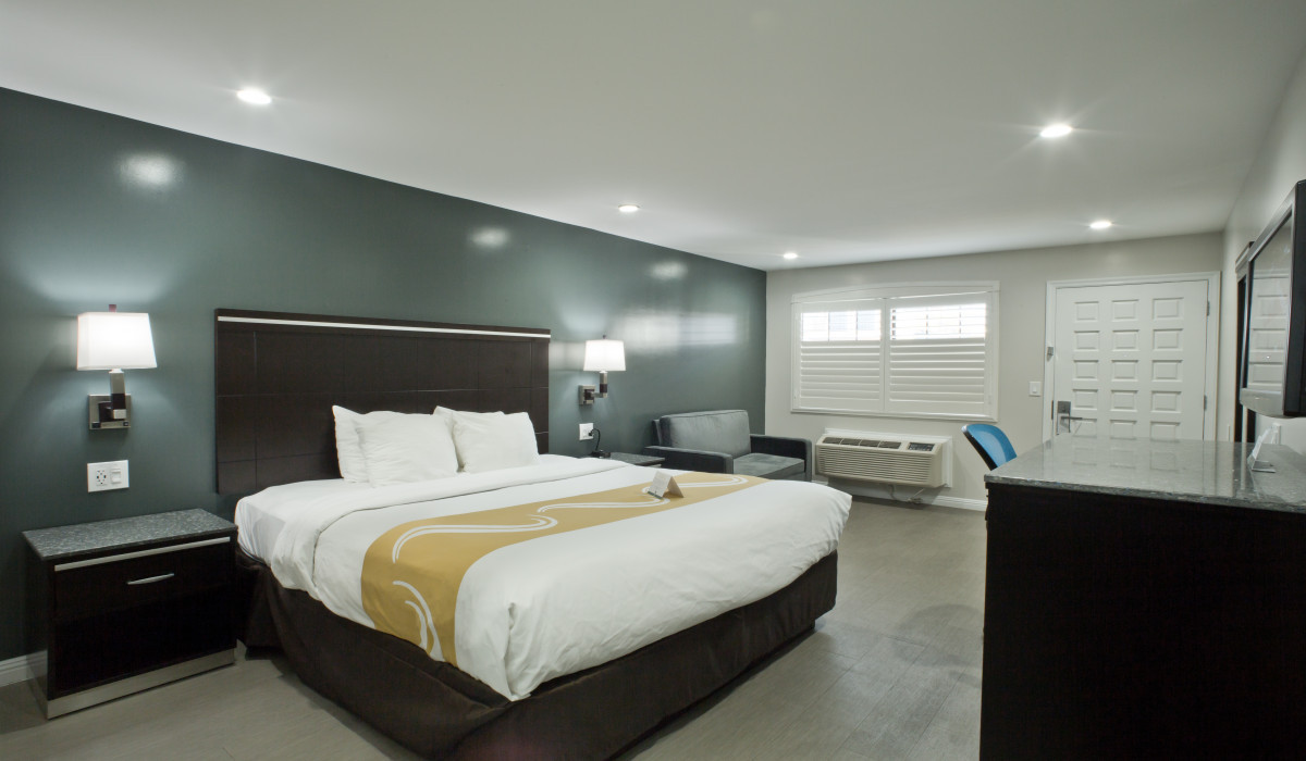 1 King Bed With Sofa - Non Smoking