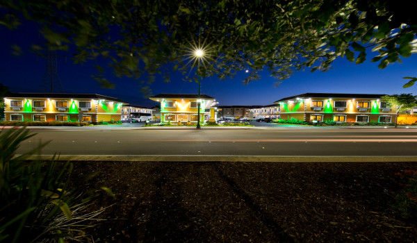 Bay Area Inn & Suites - Bay Area Inn & Suites At Night