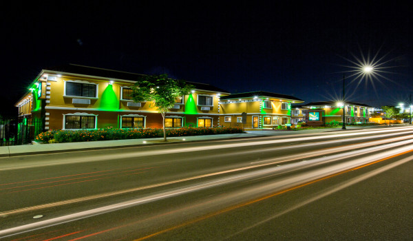 Bay Area Inn & Suites - Bay Area Inn & Suites At Night