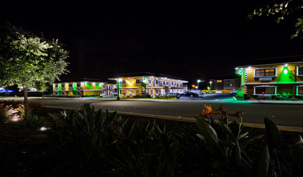 Bay Area Inn & Suites - Bay Area Inn & Suites At Night
