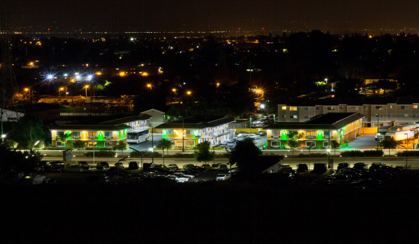 Bay Area Inn & Suites - Bay Area Inn & Suites At Night