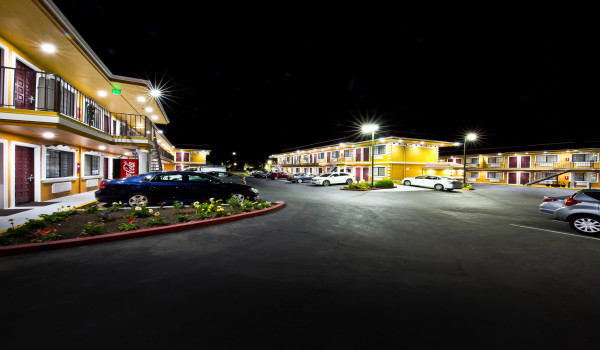 Bay Area Inn & Suites - Bay Area Inn & Suites At Night
