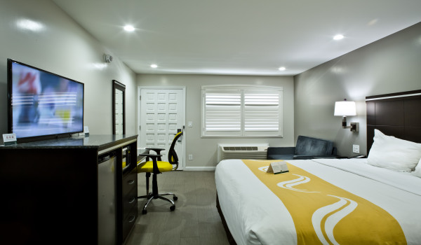 1 King Bed Accessible With Sofa - Non Smoking