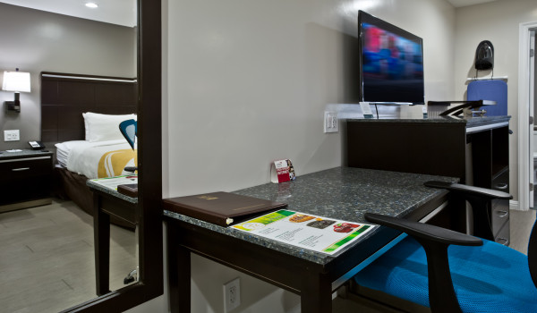Work Desk in 1 King Bed With Sofa - Non Smoking