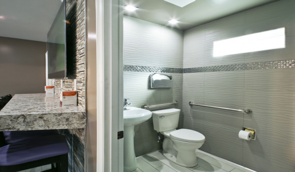 Bay Area Inn & Suites - Private Bathroom
