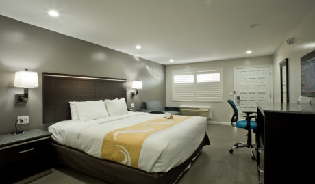 1 King Bed Accessible With Sofa - Non Smoking