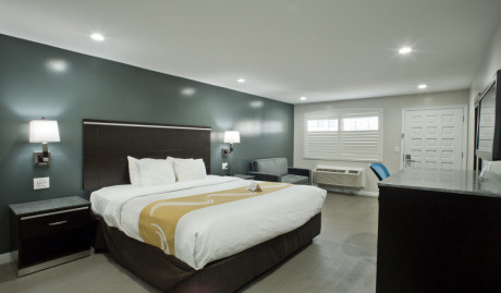 1 King Bed With Sofa - Non Smoking